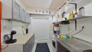 House, 4 Bedrooms, Smoking, Balcony | Private kitchen