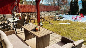 House, 4 Bedrooms, Smoking, Balcony | Tempat makan luar