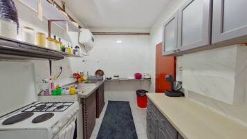 House, 4 Bedrooms, Smoking, Balcony | Private kitchen