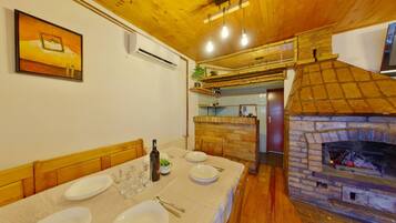 House, 4 Bedrooms, Smoking, Balcony | Dining