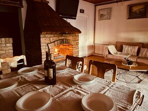 Hus - 4 sovrum - rökare - balkong | Matsal