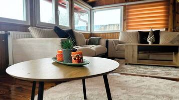 House, 4 Bedrooms, Smoking, Balcony | Living area