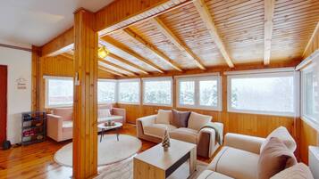 House, 4 Bedrooms, Smoking, Balcony | Living room
