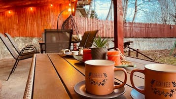 House, 4 Bedrooms, Smoking, Balcony | Outdoor dining