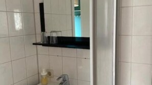 Bathroom - Modern double room with sunny terrace near Duhnen beach (Cuxhaven)