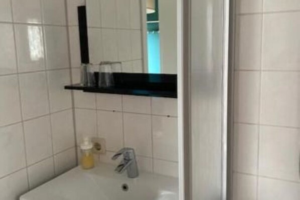 Shower, hair dryer, towels, soap - Quiet double room with terrace - perfect for sea lovers (Cuxhaven)