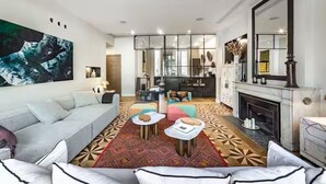 Un salon moderne avec un canapé, une table basse et un tapis à motifs.