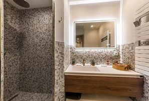 Een haardroger, handdoeken, zeep, toiletpapier