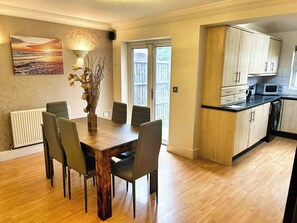 Casa, 3 quartos, varanda, vista para o jardim | Sala de jantar