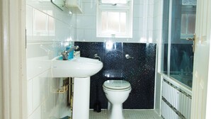 House, 3 Bedrooms, Patio, Garden View | Bathroom - 3 Bed Town House - Sleeps 5 - Ensuite - Off Street Parking - Pets Welcome - Wifi (Bromley)
