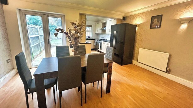 Dining room - 3 Bed Town House - Sleeps 5 - Ensuite - Off Street Parking - Pets Welcome - Wifi (Bromley)