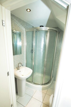 Bathroom - 3 Bed Town House - Sleeps 5 - Ensuite - Off Street Parking - Pets Welcome - Wifi (Bromley)