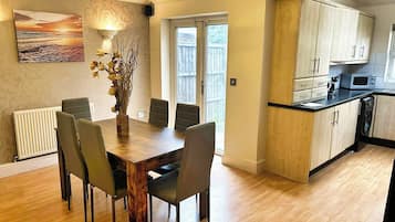 Hus, 3 soverom, terrasse, hageutsikt | Spisestue