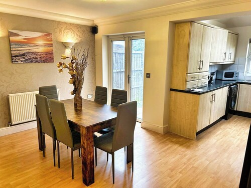 3 Bed Town House - Sleeps 5 - Ensuite - Off Street Parking - Pets Welcome - Wifi