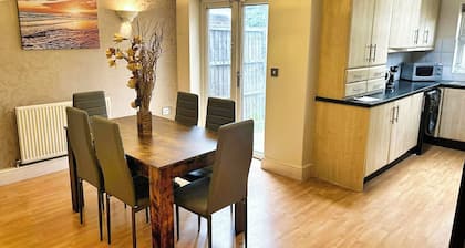 3 Bed Town House - Sleeps 5 - Ensuite - Off Street Parking - Pets Welcome - Wifi