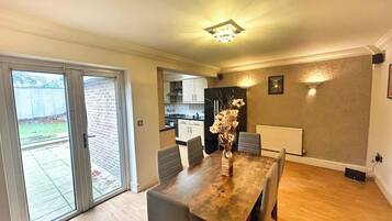 Hus, 3 soverom, terrasse, hageutsikt | Spisestue