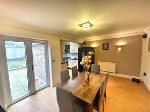 House, 3 Bedrooms, Patio, Garden View | Ruang makan