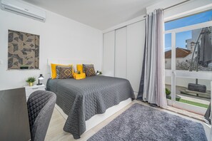 Tabla de planchar con plancha, wifi, ropa de cama