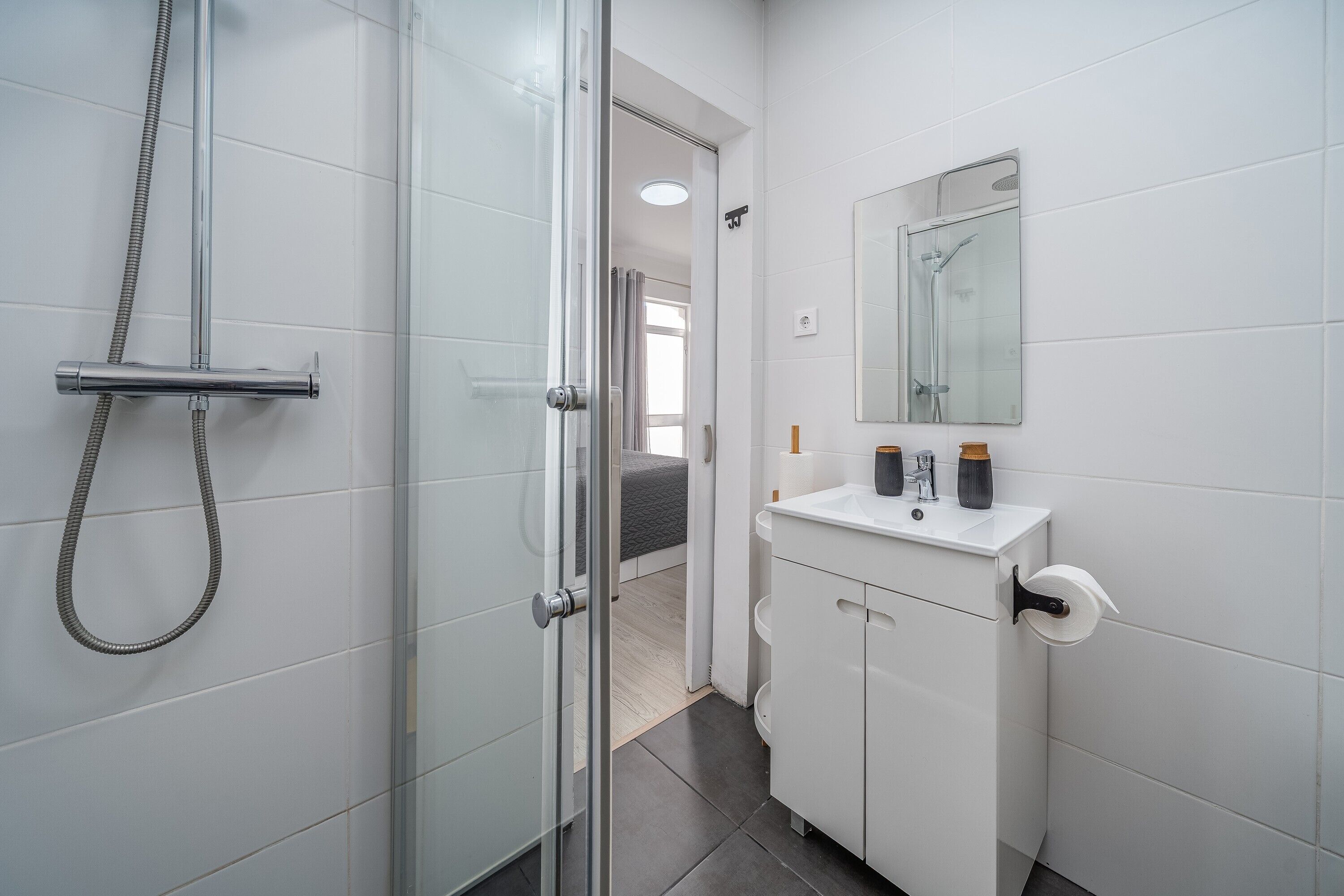 Ducha, secador de pelo y toallas