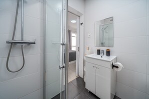 Ducha, secador de pelo y toallas