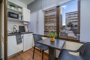 Fridge, microwave, oven, stovetop - Studio 'Zizas House' with Wi-Fi and Air Conditioning (Portimão)