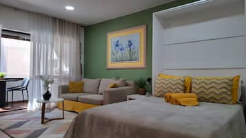 Tabla de planchar con plancha, wifi y ropa de cama