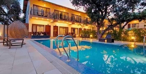 Outdoor pool - Hotel Leela Villas (Ramnagar)