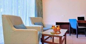 Desk, laptop workspace, iron/ironing board, free WiFi - Hotel Leela Villas (Ramnagar)