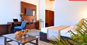 Desk, laptop workspace, iron/ironing board, free WiFi - Hotel Leela Villas (Ramnagar)