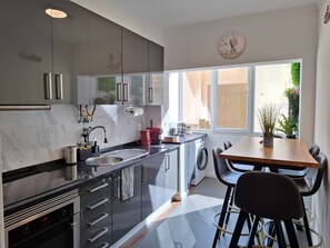 Fridge, microwave, oven, stovetop - Zizas House T2 Magnificent – Holiday Apartment with Wi-Fi & Air Conditioning (Portimão)