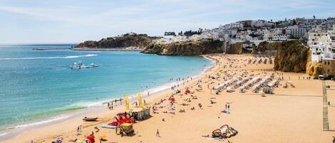 بالقرب من الشاطئ