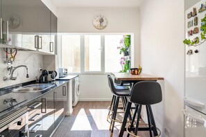 Fridge, microwave, oven, stovetop - Zizas House T2 Magnificent – Holiday Apartment with Wi-Fi & Air Conditioning (Portimão)