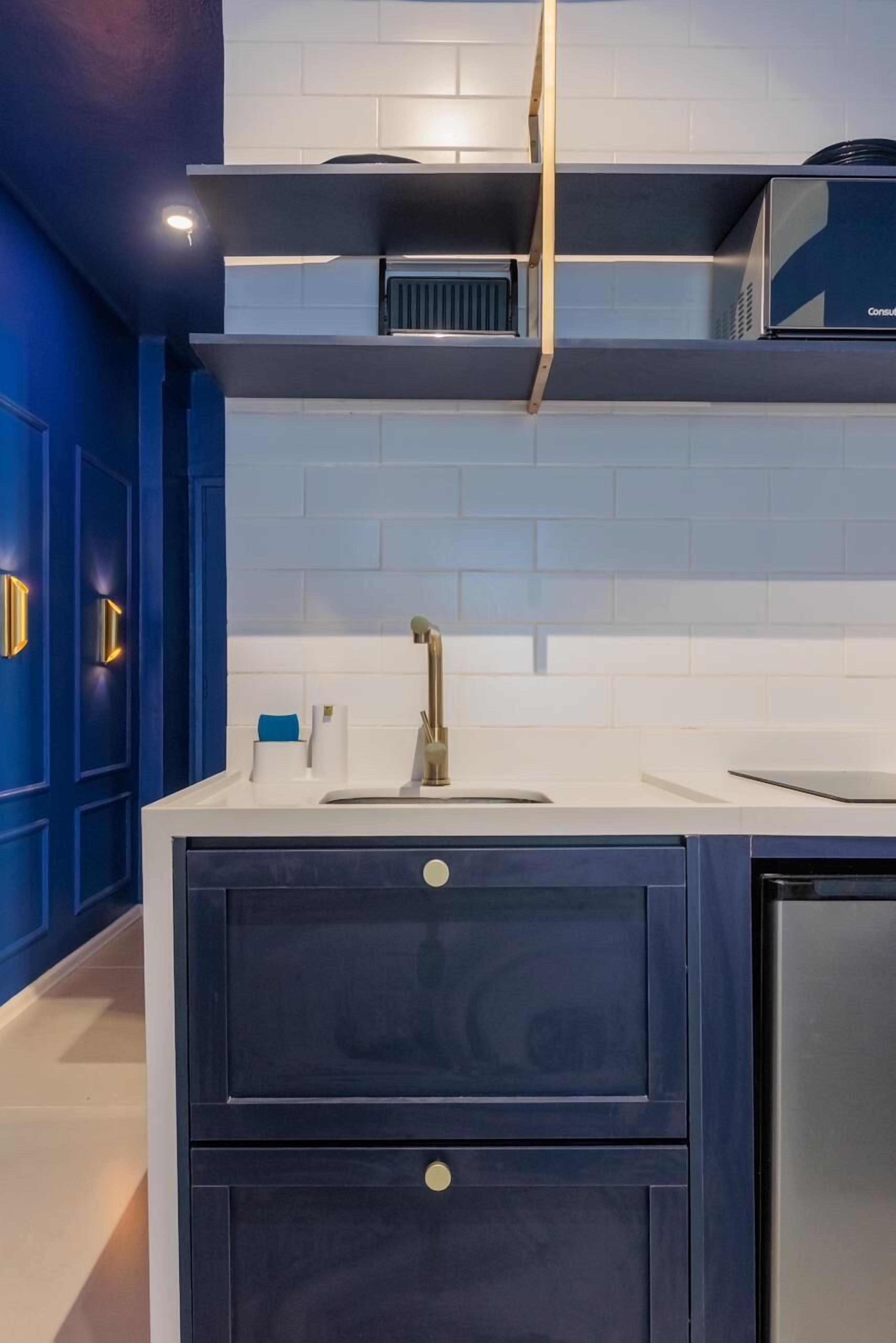 Frigobar, microondas, placa de cocina, cafetera expreso