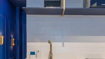 Departamento de lujo, cocina, junto a la playa | Cocina privada | Frigobar, microondas, parrilla de estufa y cafetera de espresso