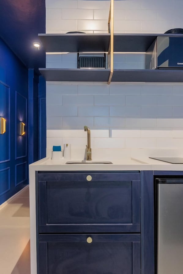 Luxury Apartment, Kitchen, Beachside | Private kitchen | Mini-fridge, microwave, stovetop, espresso maker - StayHome Beira-Mar Copacabana Posto 6 (Rio de Janeiro)