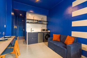 Apartamento de lujo, cocina, junto a la playa | Zona de estar | Una oficina