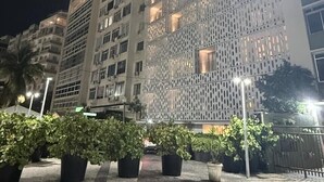 A modern high-rise building with multiple balconies and a patterned facade. - StayHome Beira-Mar Copacabana Posto 6 (Rio de Janeiro)