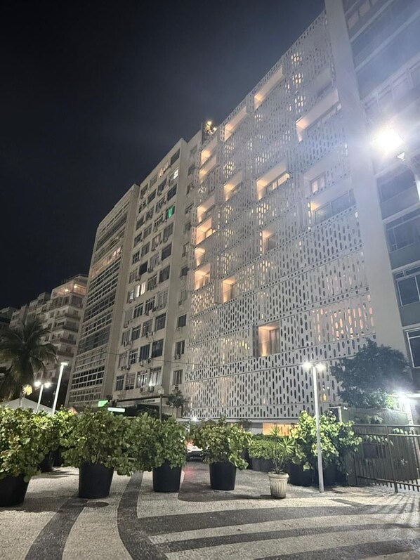 Un edificio moderno de gran altura con múltiples balcones y una fachada ornamentada.
