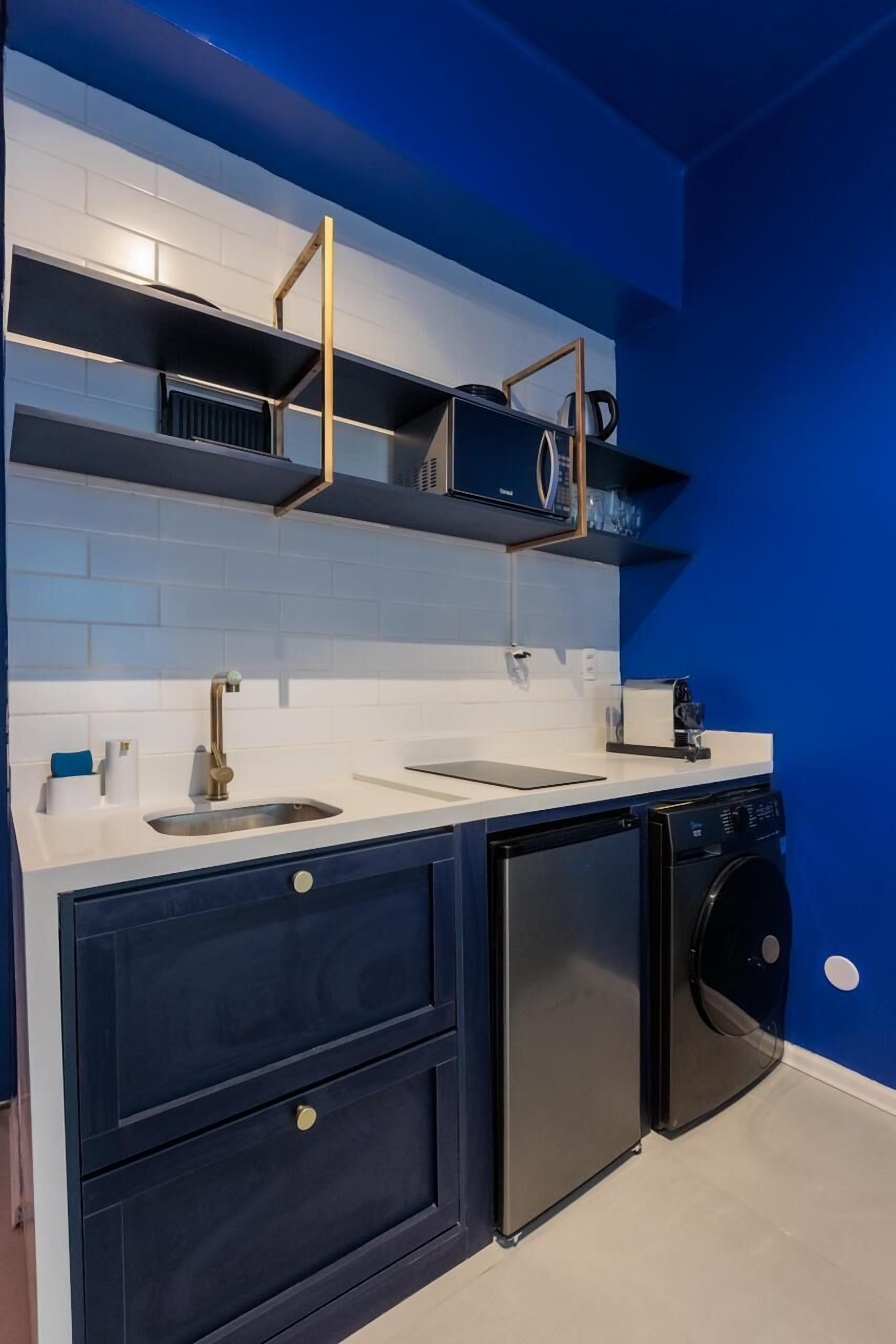 Frigobar, microondas, placa de cocina, cafetera expreso