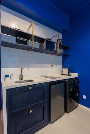 Departamento de lujo, cocina, junto a la playa | Cocina privada | Frigobar, microondas, parrilla de estufa y cafetera de espresso