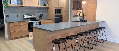 Micro-ondes, four, plaque de cuisson, lave-vaisselle