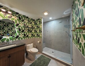 Suihku, hiustenkuivaaja, pyyhkeet, saippua