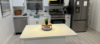 Cozy Little Villa in the Heart of CoCoa 15 min from cruise terminal, Beaches,