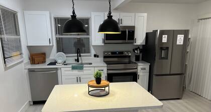 Cozy Little Villa in the Heart of CoCoa 15 min from cruise terminal, Beaches,