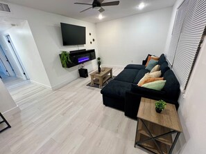 Smart-tv, eldstad och en stereo