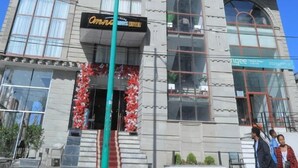 Un edificio alto y moderno con varios balcones y ventanas grandes.