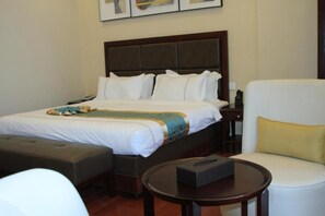 Habitación doble estándar, balcón, vista a la ciudad | Caja de seguridad en la habitación y escritorio