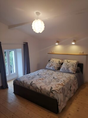 Room - Gîte du figuier – Saint-Hilaire-de-Villefranche: Charm and Comfort in the Heart of the Village (Saint-Hilaire-de-Villefranche)