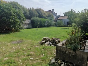 Property grounds - Gîte du figuier – Saint-Hilaire-de-Villefranche: Charm and Comfort in the Heart of the Village (Saint-Hilaire-de-Villefranche)