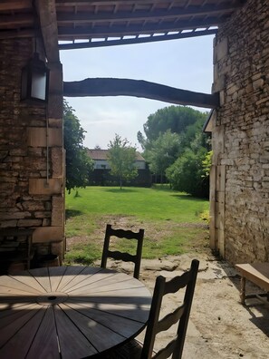 Outdoor dining - Gîte du figuier – Saint-Hilaire-de-Villefranche, charm and comfort in the heart of the village (Saint-Hilaire-de-Villefranche)